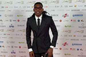 莱奥正装出席颁奖典礼:伤病还没康复不能冒险,我能踢中锋或边锋