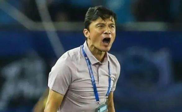 谢晖：越位球可能就差半个身位 希望可以带队保级